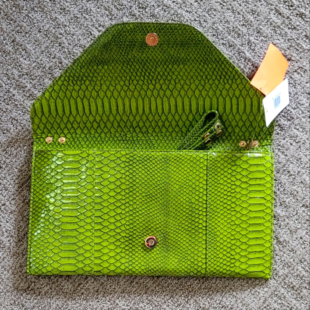 NWT- (Rare) Oversized green snake skin style clutch
